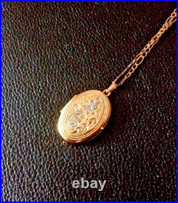 9ct 37.5 Yellow Gold Locket White Flower Detail and Figaro Chain, Length 20 Inch