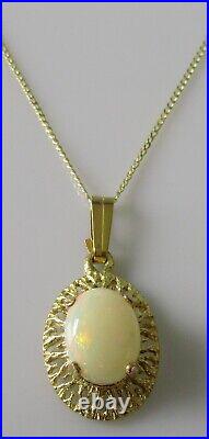 9ct Gold Necklace 9ct Yellow Gold Oval Opal Pendant & 9ct Yellow Gold Chain