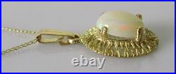 9ct Gold Necklace 9ct Yellow Gold Oval Opal Pendant & 9ct Yellow Gold Chain